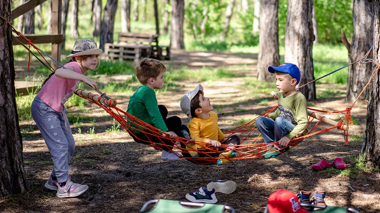Ansiedad por separación en campamentos: cómo preparar emocionalmente a tu hijo o hija para sus primeros viajes sin padres